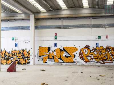 Anche qui i murales colorano l'ambiente desolante